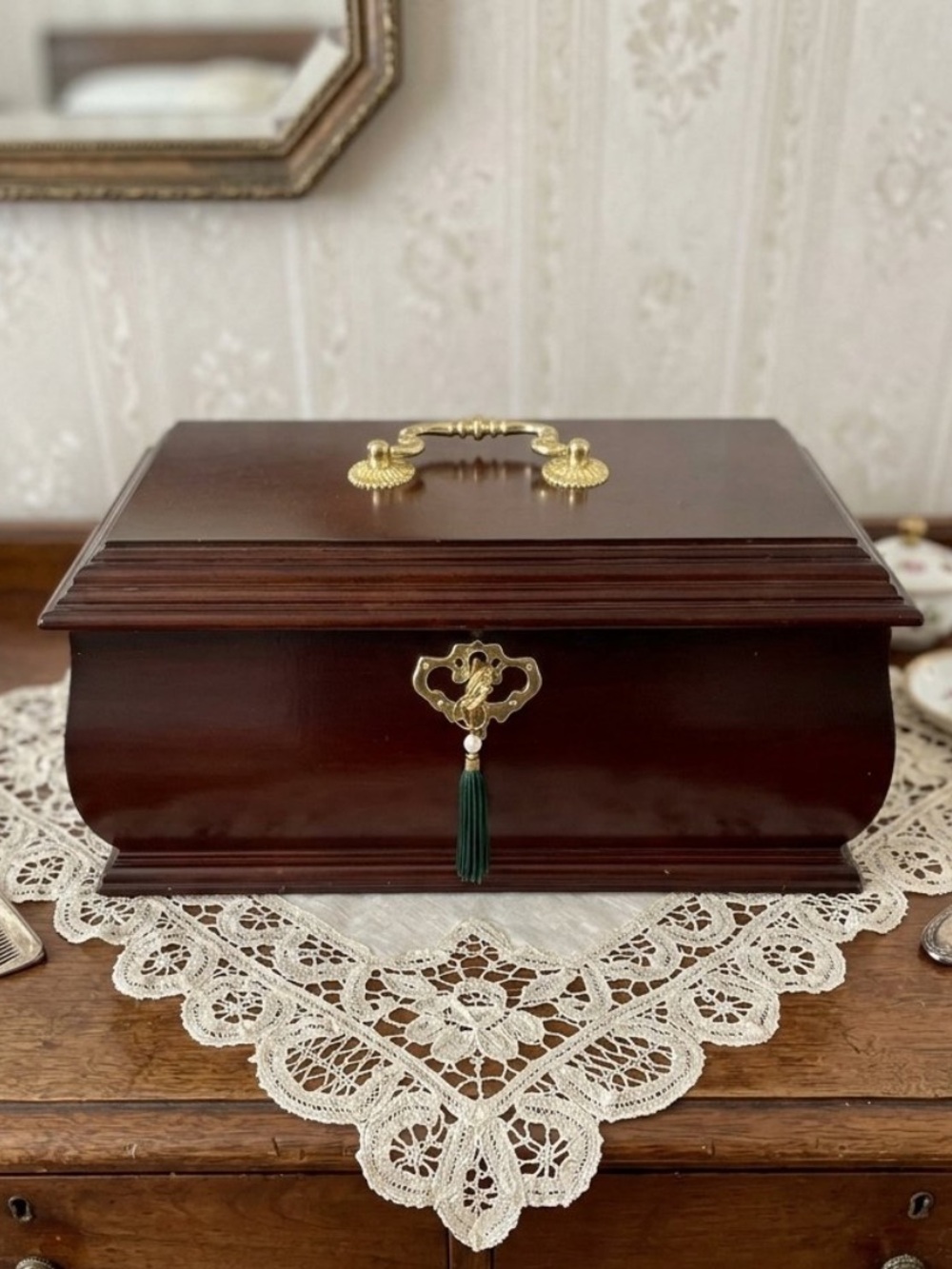 GUNTHER MELE Wooden Jewelry Box with Green Velvet Lining
VINTAGE
Locks. Key incl